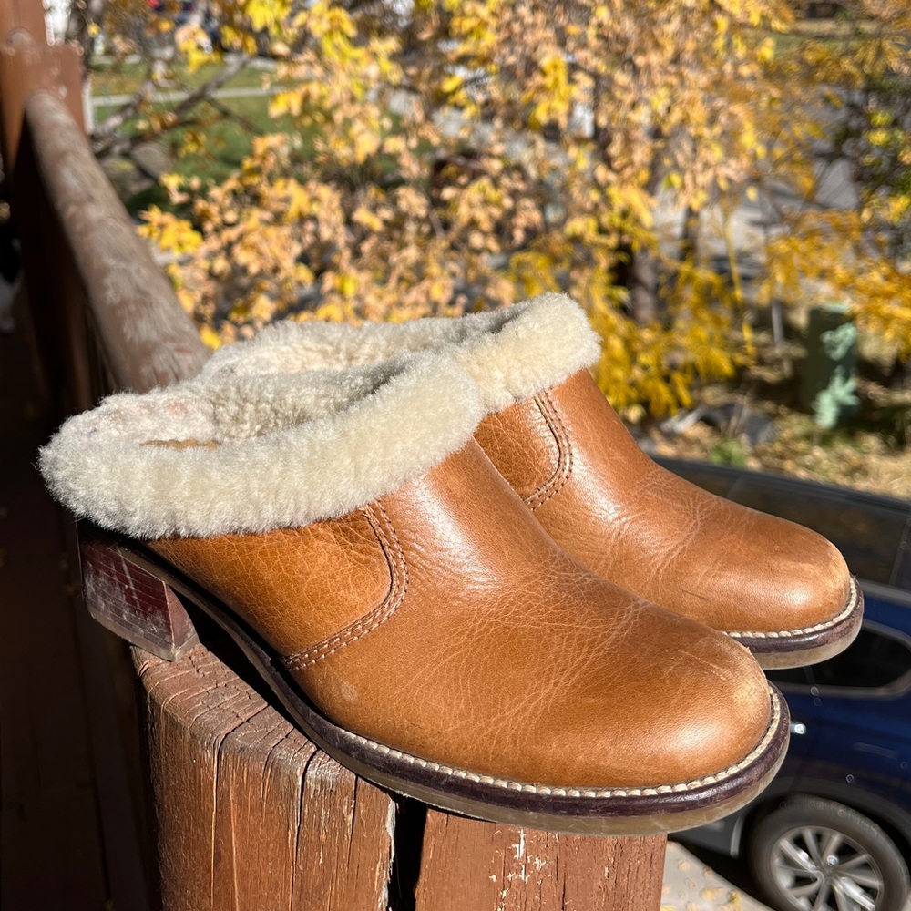 Women’s Brown Shearling-Lined Clogs